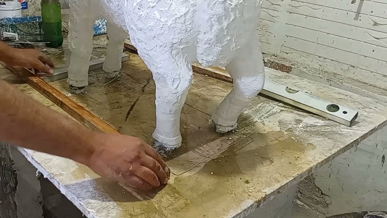 نحت .. عمل قاعده جبس  لمنحوتة الخروف  ..
