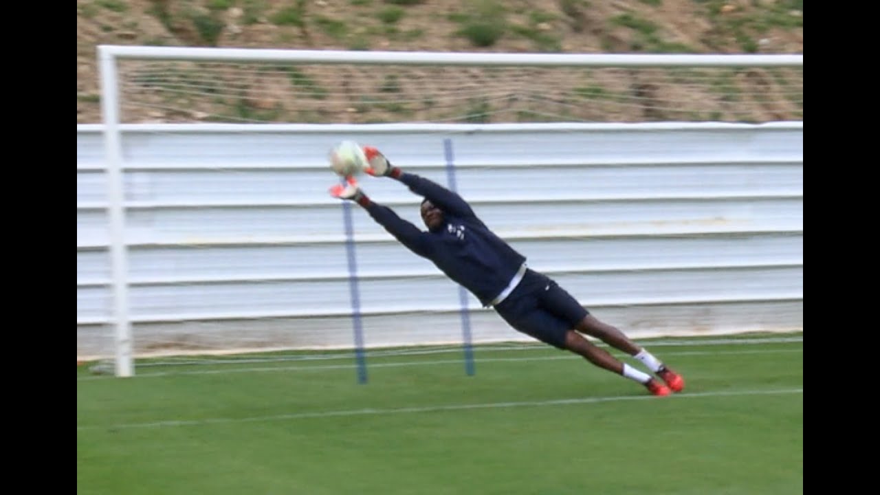 Spectaculaire sp&eacute;cifique avec Mandanda et Costil