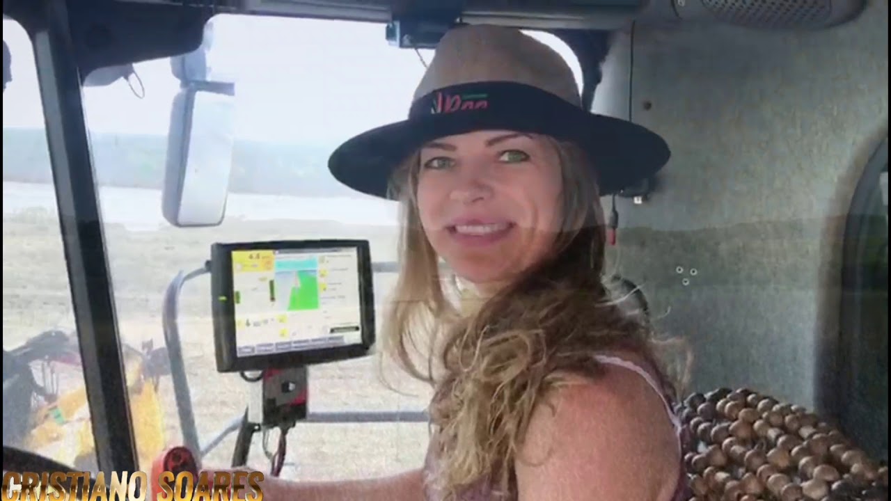 Mulher colhendo numa NEW HOLLAND CR8090 
880CF 45 PES
SUPERFLEX
