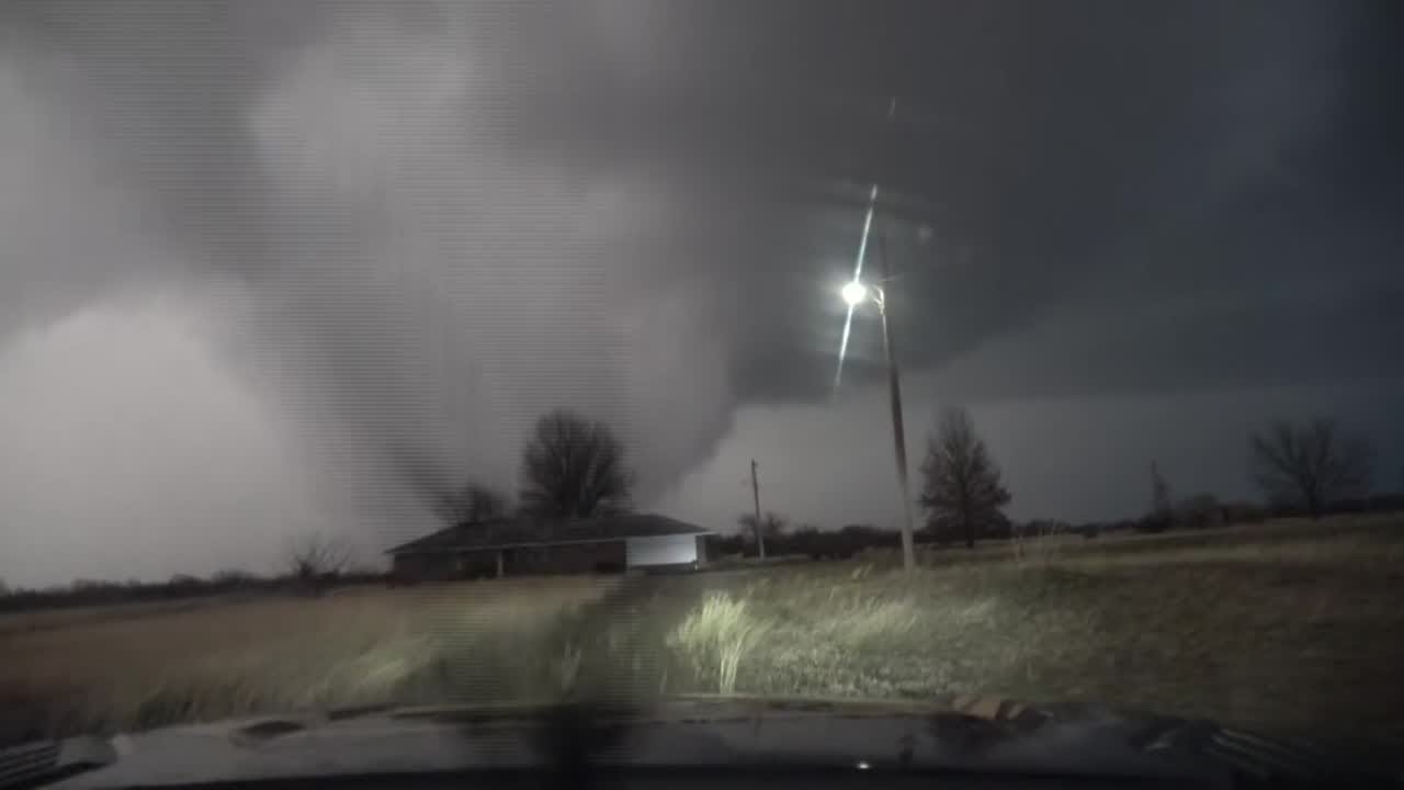 Вблизи города Бристоу, штат Оклахома, образовались торнадо.