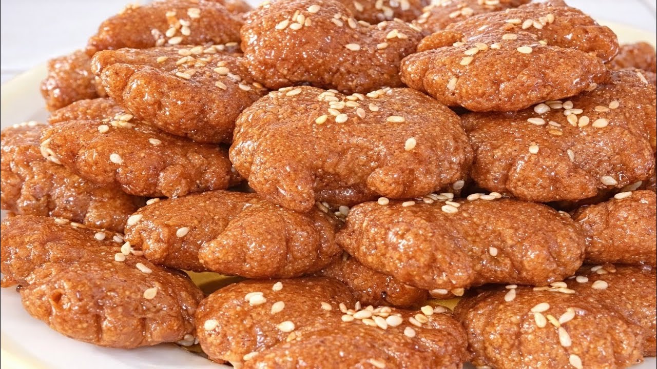 حلويات رمضان المعسّلة… طعمها يجمع بين الحلاوة والبهجة، تذوب في الفم وتزيد أجواء الشهر نور وفرحة.