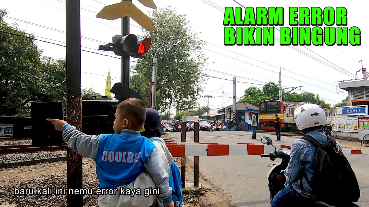 ERROR PARRAH!..ALARM Perlintasan Ini Jika Kereta Lewat Suaranya Jadi Aneh