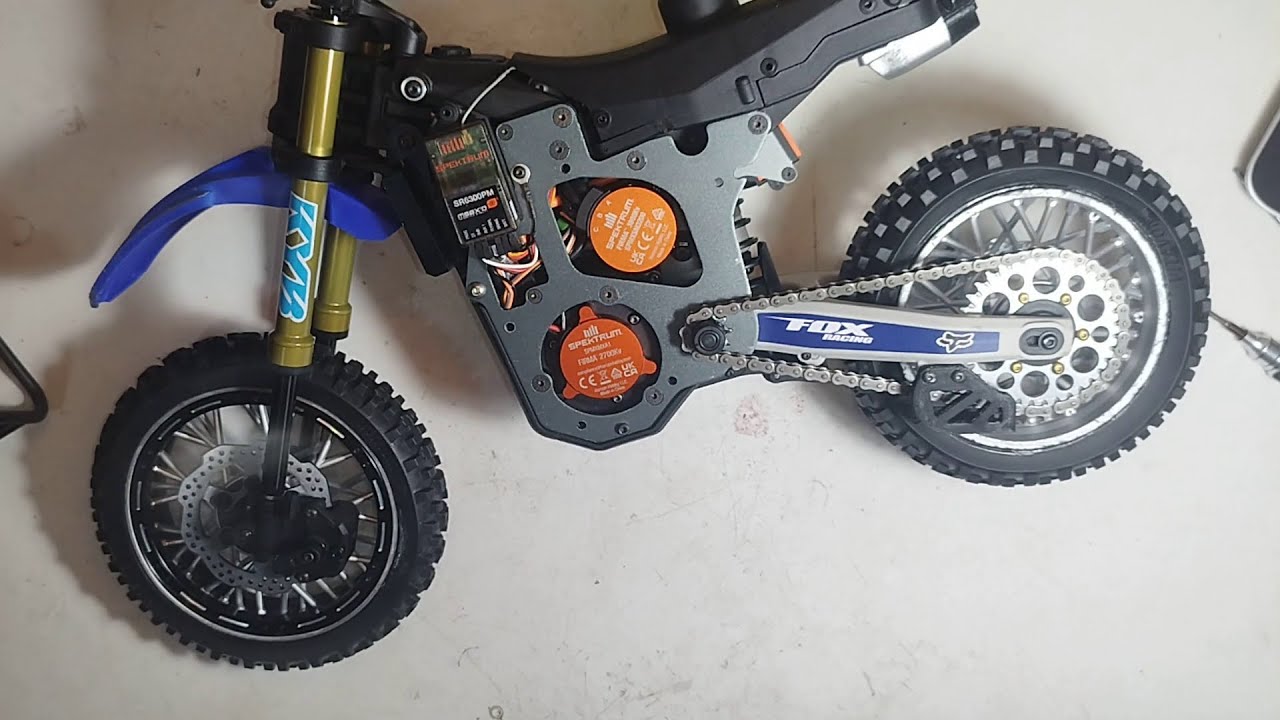 Montaje 12 Losi Promoto-Mx. Instalación Suspension delantera, freno, rueda y guardabarros frontal.