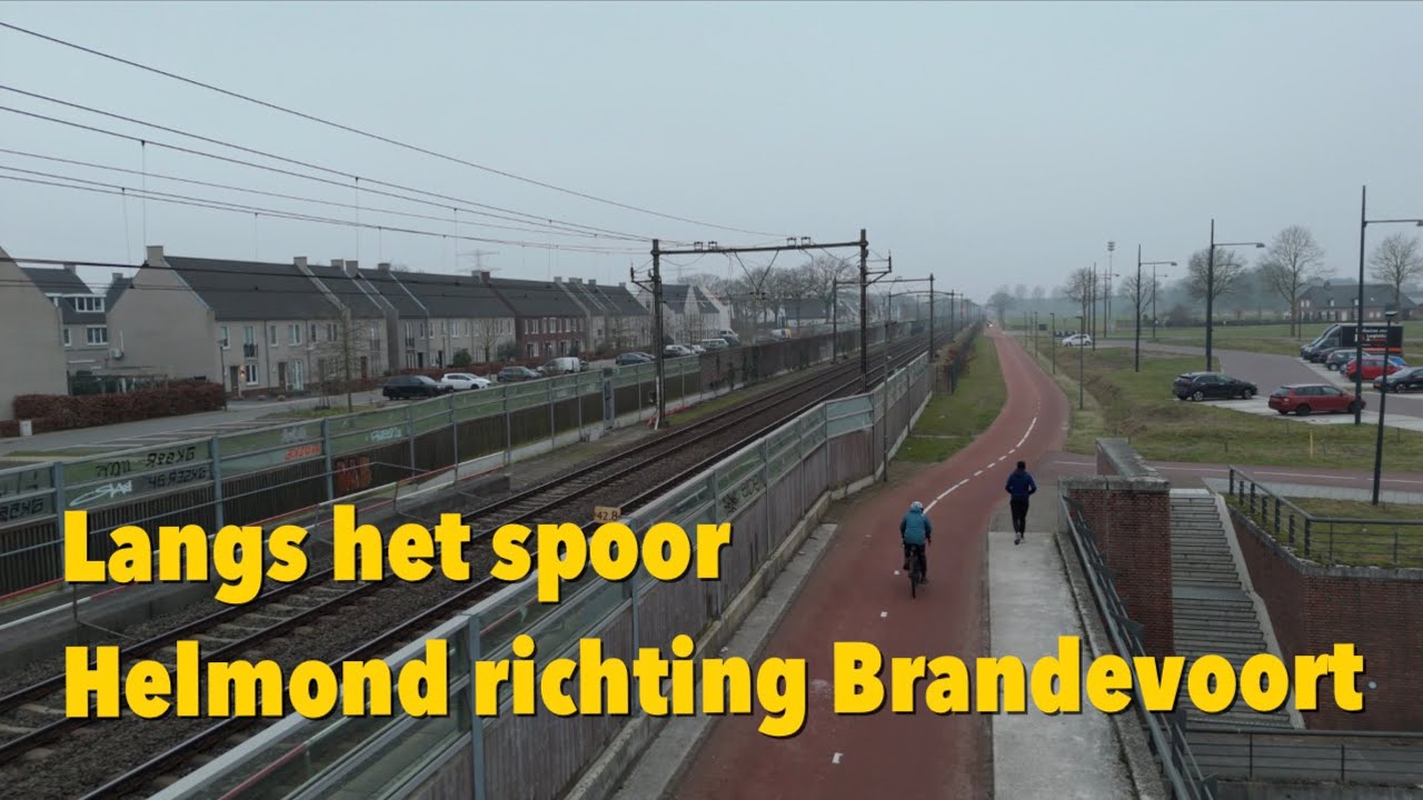 Fietsen langs het spoor Helmond richting Brandevoort op zoek naar een mooi zandpad