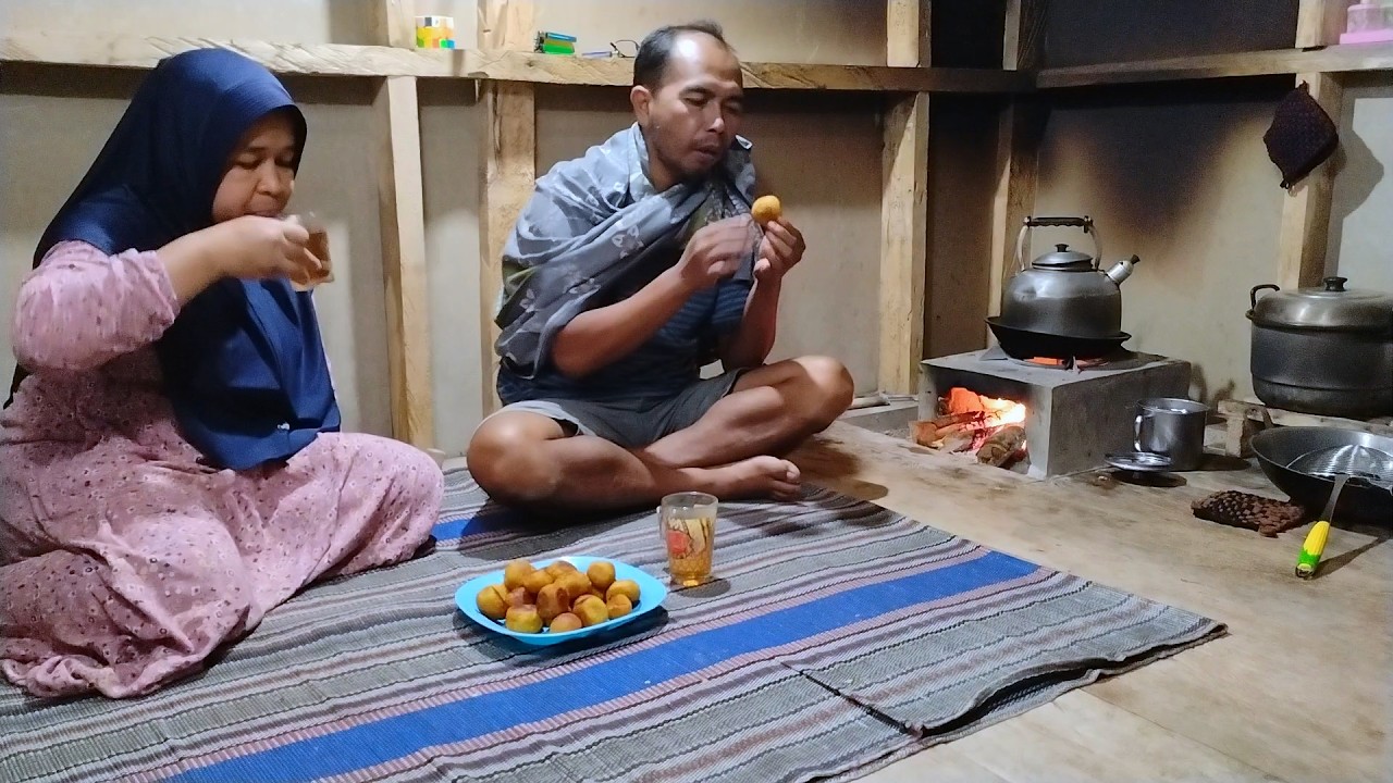 MEMBUAT CEMILAN TRADISIONAL UNTUK TEMAN SANTAI DI DAPUR TUNGKU PEDESAAN