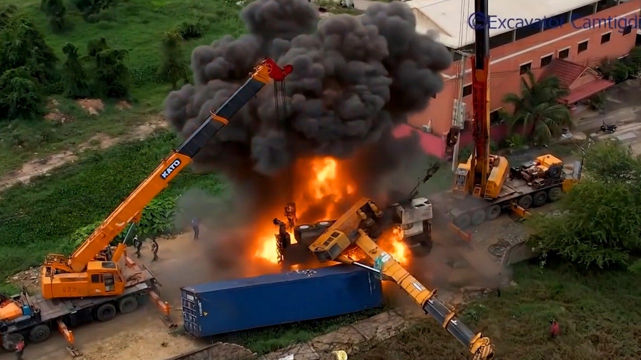How To Recovery crane overturned on the road? by Double crane use his power recovery successfully