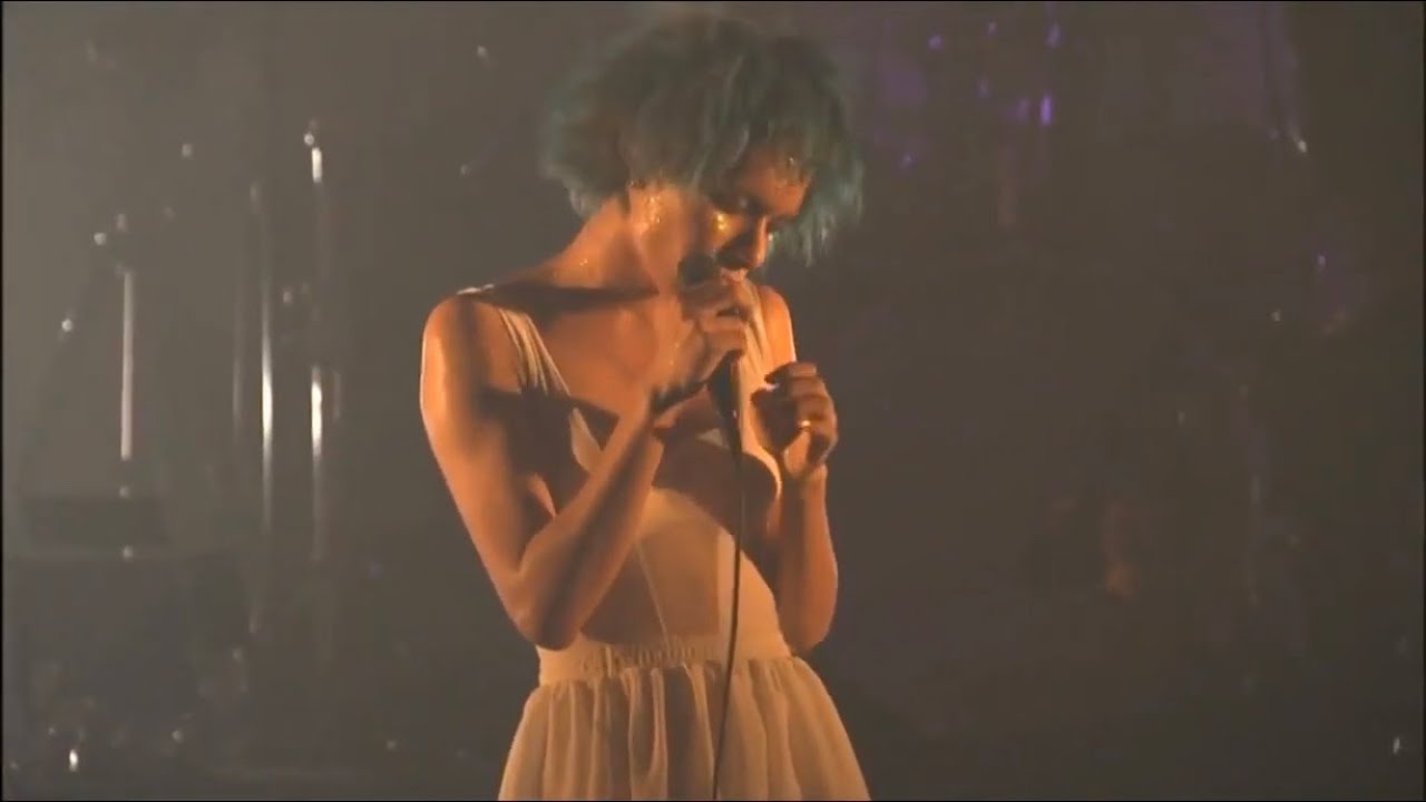 Queen Bee - Impregnable (鉄壁) Live [ENG SUB]