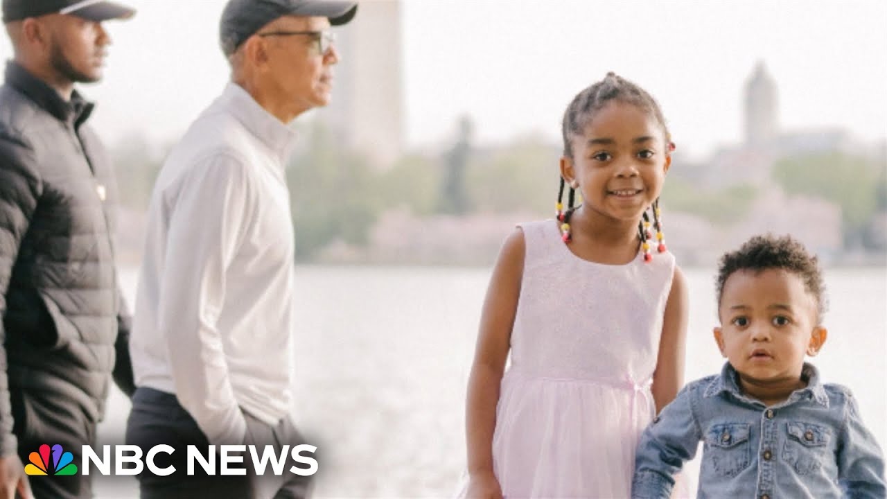Obama photobombs family taking cherry blossom pictures in D.C.