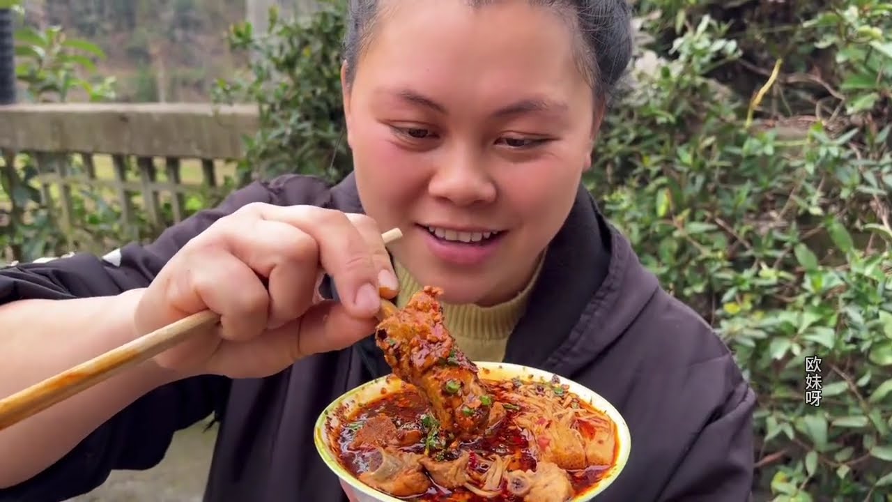 Today, I made a fragrant and spicy pork rib hot pot.今天欧妹做了个又香又辣的排骨火锅