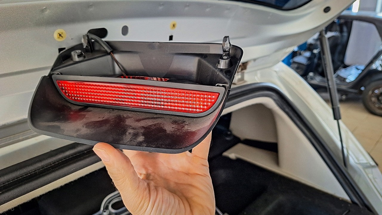 How to Replace Third Brake Light - Sandero 2 (Dacia, Renault)