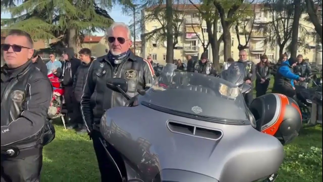 Centinaia di moto rombano a Busto Arsizio per l’ultimo saluto ad Alessio Napolitano