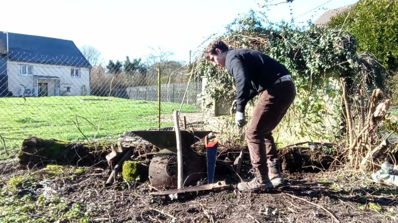 Partie 1 détruire et déplacer ce vieux tronc d'arbre qui nous gêne 🪵💪🦾