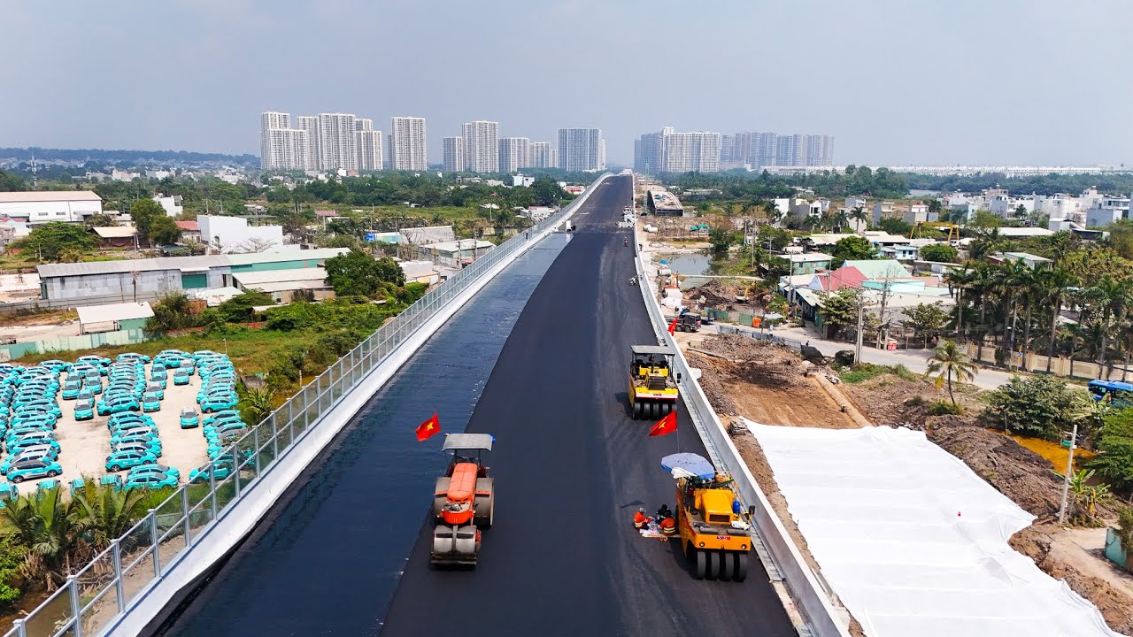 Đường Vành Đai 3 trên cao ở khu đông TPHCM đang tích cực thảm nhựa.