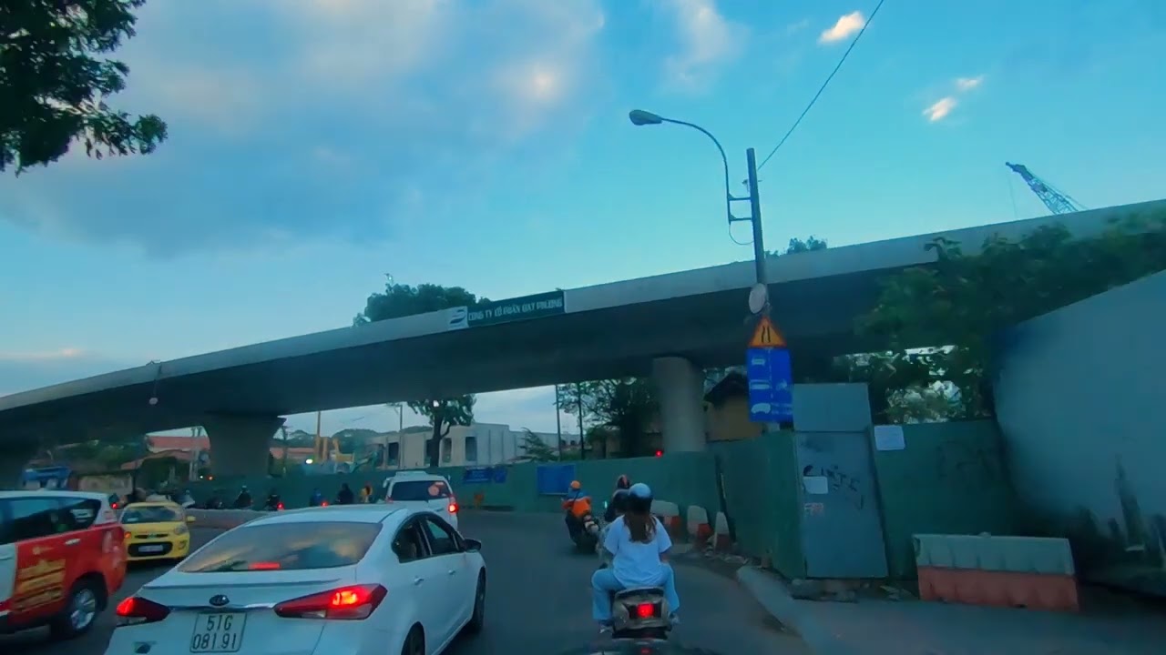 Riding from District 7 to District 2 (Thao Dien) | Motorcycle Diaries #4