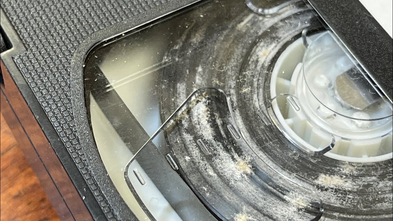 Удаление плесени с видеокассеты VHS с помощью самодельного очистителя для видеокассет.