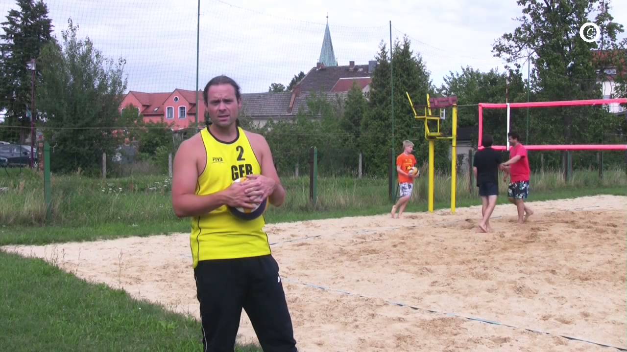 Flatteraufschlag im Beachvolleyball (Technik und Tipps)