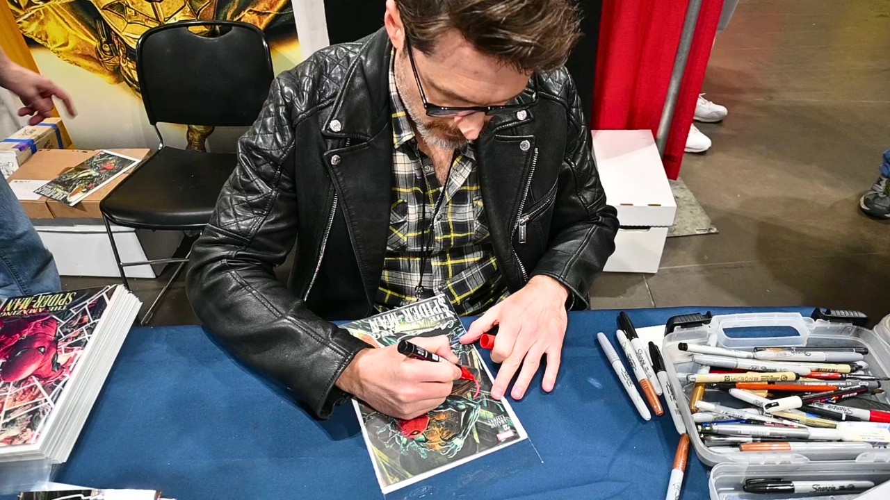 Получение автографа Ли Бермехо на комиксах Amazing Spider-Man на MEGACON 2026
