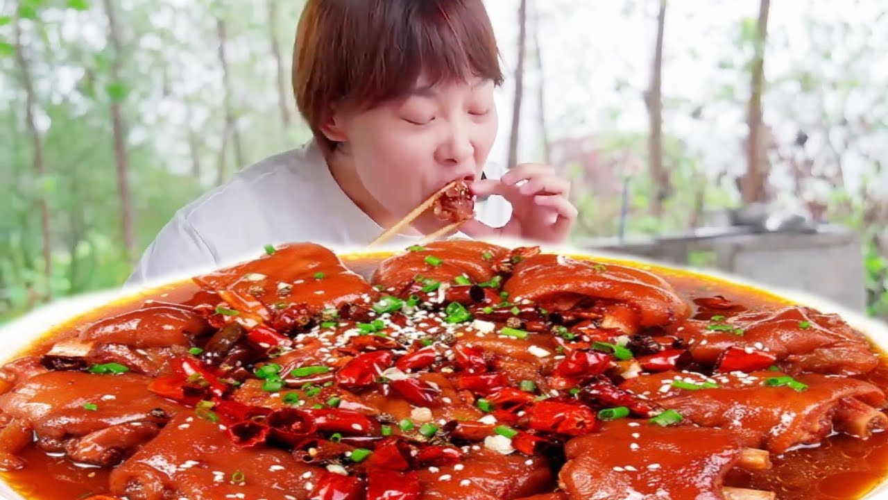 秋妹的硬蕊辣豬蹄局！弄五公斤豬蹄燁煮川辣豬蹄，香辣軟糯一抿脫骨，啃蹄喝酒大口吃肉，太過癮太巴適！【顏美食】
