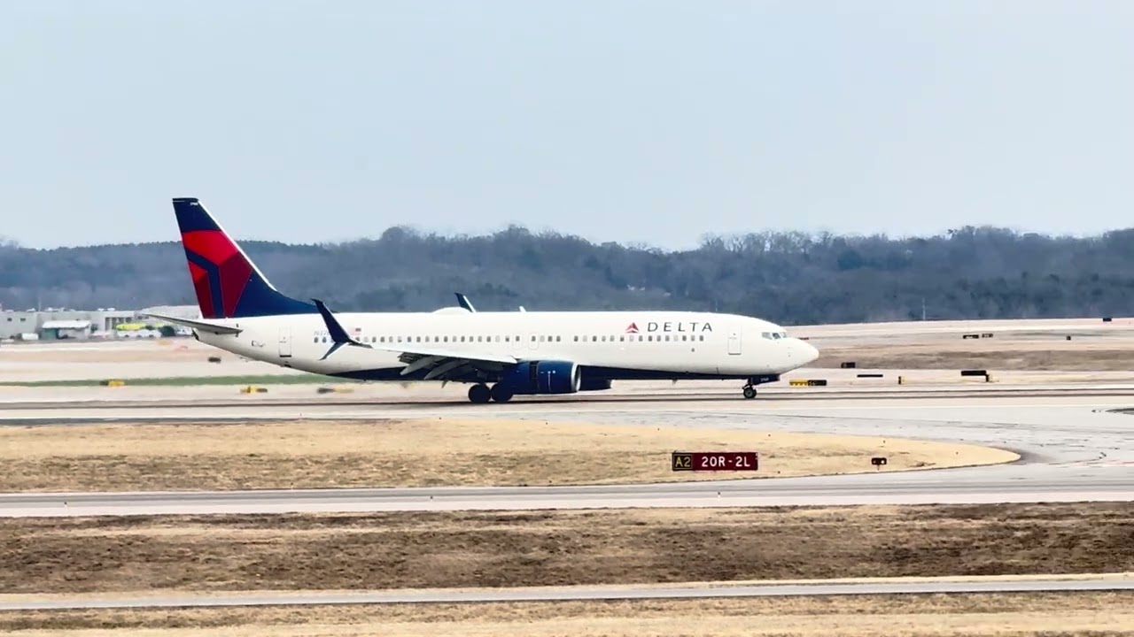 Delta Arriving KBNA Nashville 