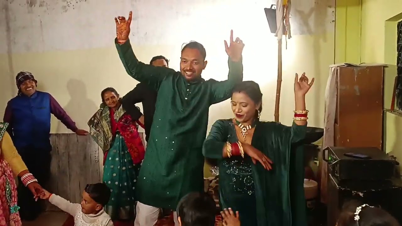 Lo chali mai apne devar ki baraat lekar | Mehndi Dance