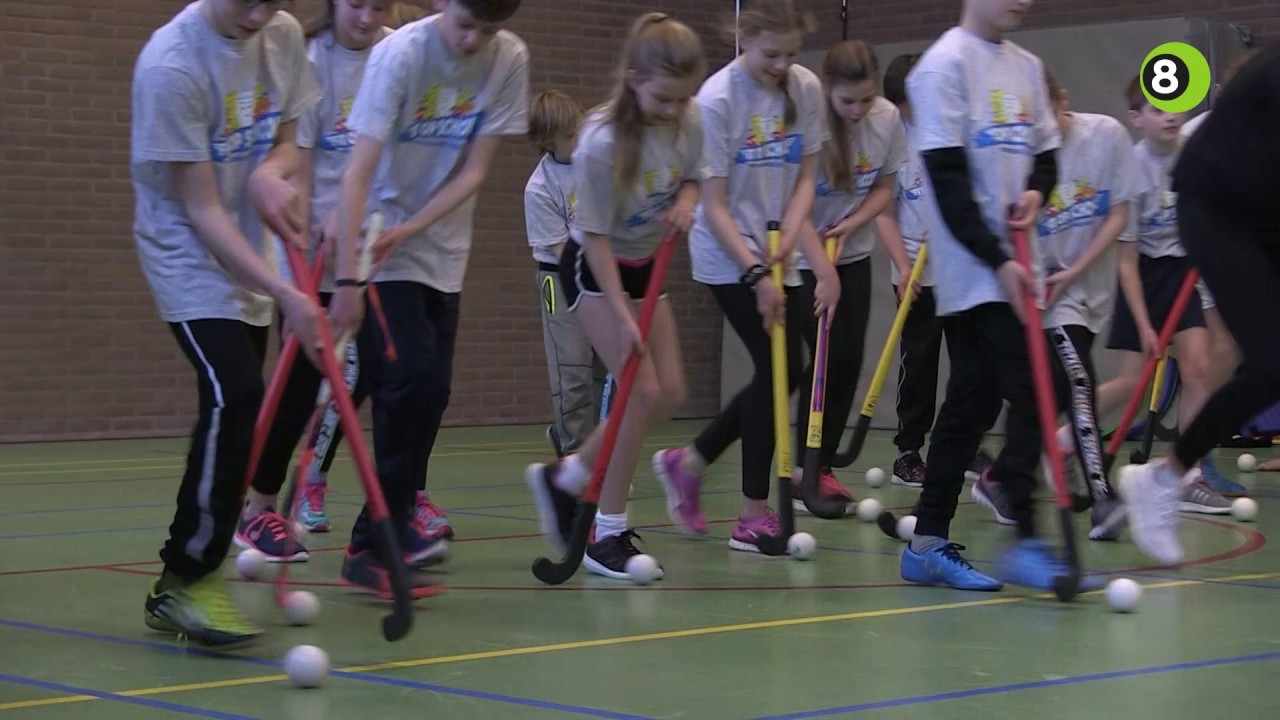 Leerlingen van de IJzevoorde hockeyen met Naomi van As