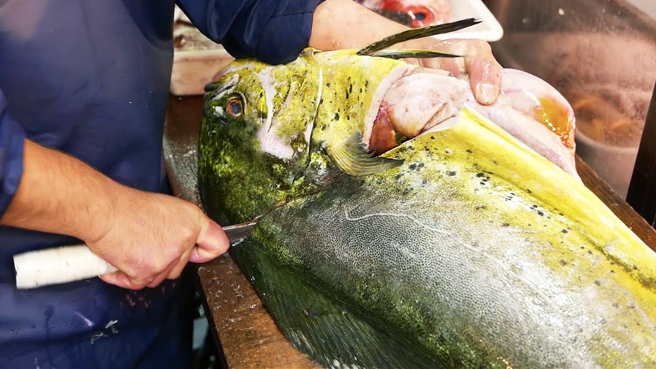 Японская уличная еда - гигант рыба махи махи Япония морепродукты