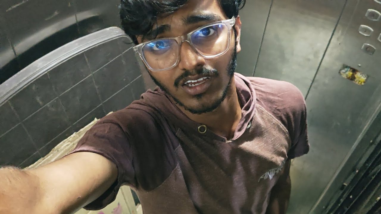 Aaj lift me itna saara saaman bablu akela hi leke Jaa Raha hai