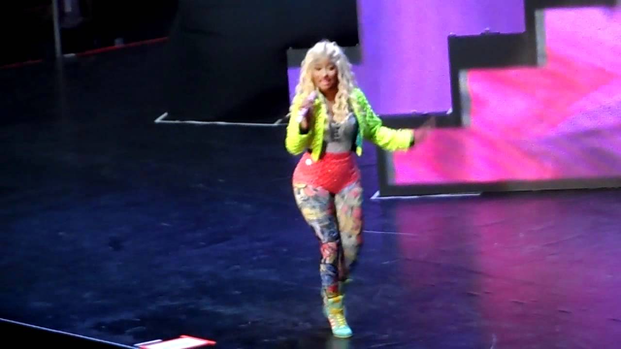 Dance (A$$) - Nicki Minaj LIVE in MANILA (Pink Friday Tour)