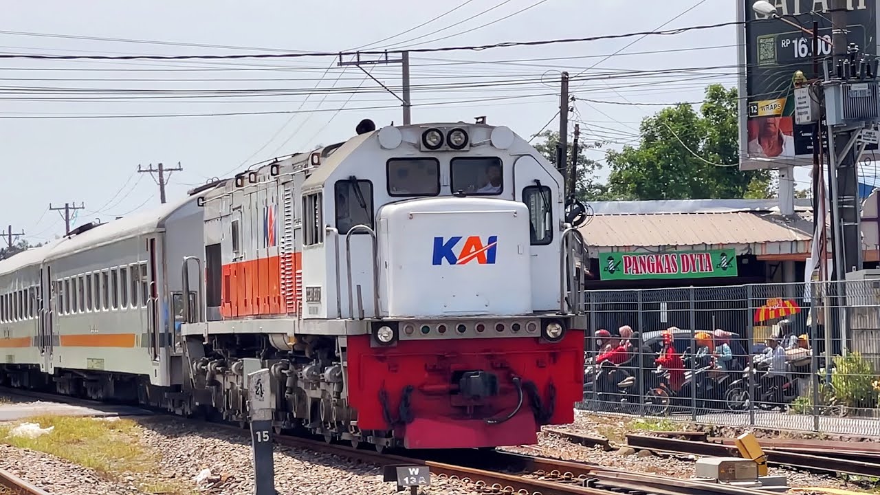 JALUR KERETA API TERPADAT DI SUMATERA UTARA !!! Berburu Kereta Api di Perlintasan Batang Kuis