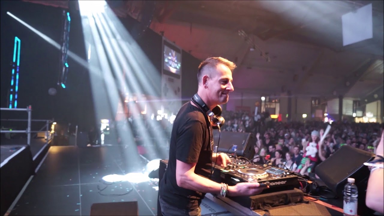 Dune spielt Hardcore Vibes bei der 90er Party von sunshine live
