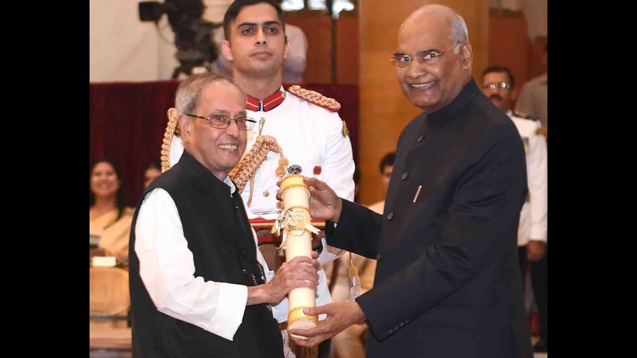 President Kovind presents Bharat Ratna to Shri Pranab Mukherjee
