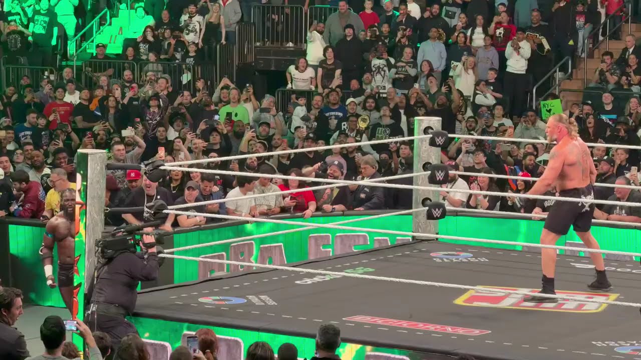 Брок Леснар и Оба Феми на шоу WWE Monday Night Raw в MSG
