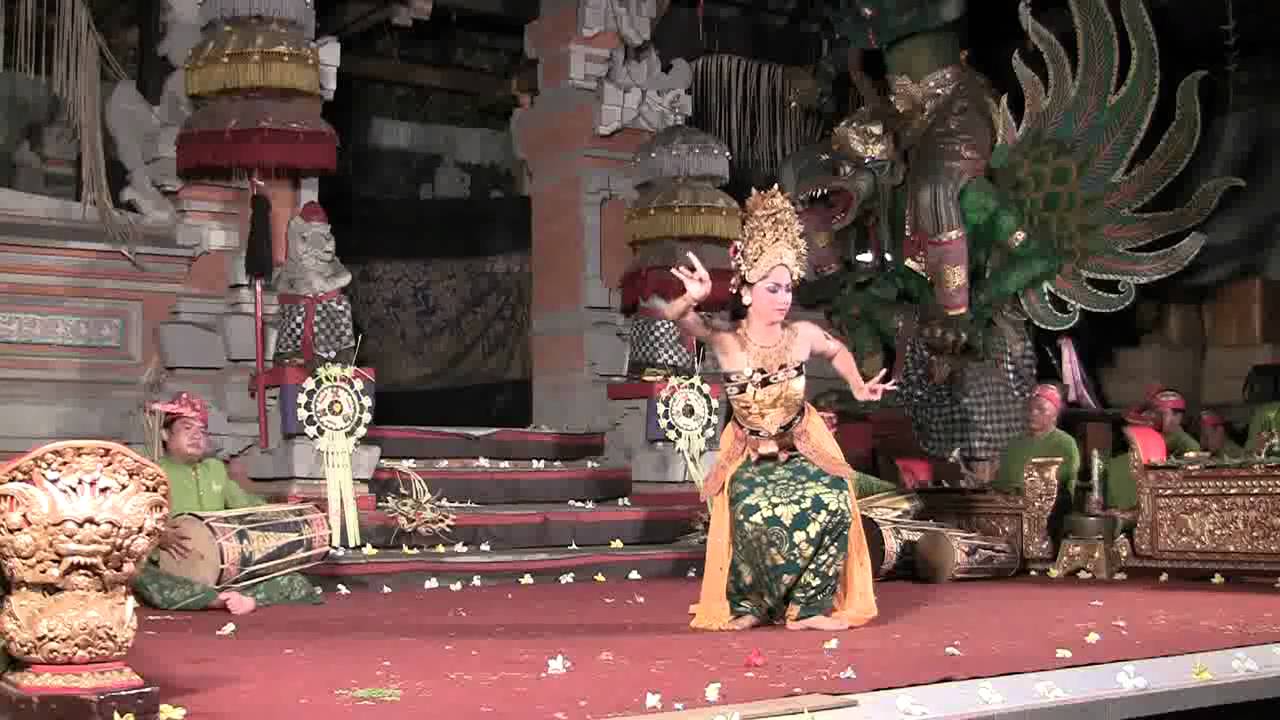 Oleg Tambuliligan Legong Dance - Sadha Budaya Gamela, Ubud, Bali Dec 2010