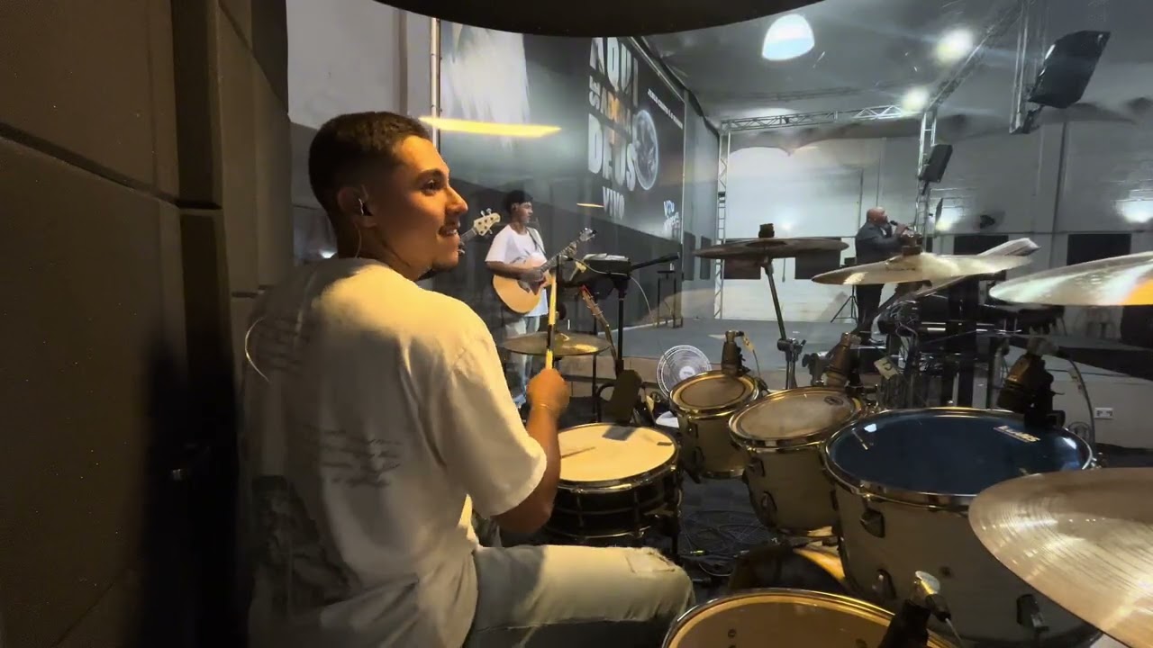 TOCAMOS UMA VERSÃO DIFERENTE SEM ENSAIO 🔥 | LEVANTAI - RENASCER #gospel #bateria #drumcam 