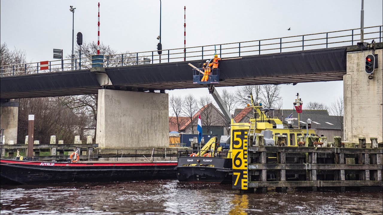Schip vaart tegen brug Spannenburg