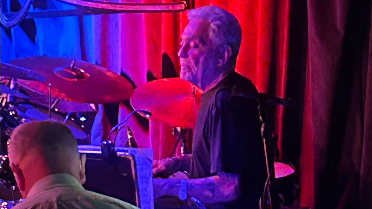 The legendary Steve Gadd. Lovely drum solo with brushes 