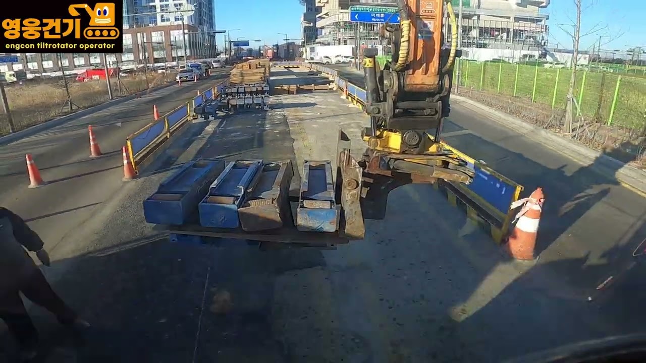 영웅건기 엥콘틸트로테이터(engcon tiltrotator)활용 TS판넬 가시설 자재 분해 및 상차작업[PART.18]