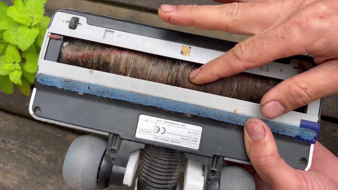 comment nettoyer la brosse rowenta air force 360