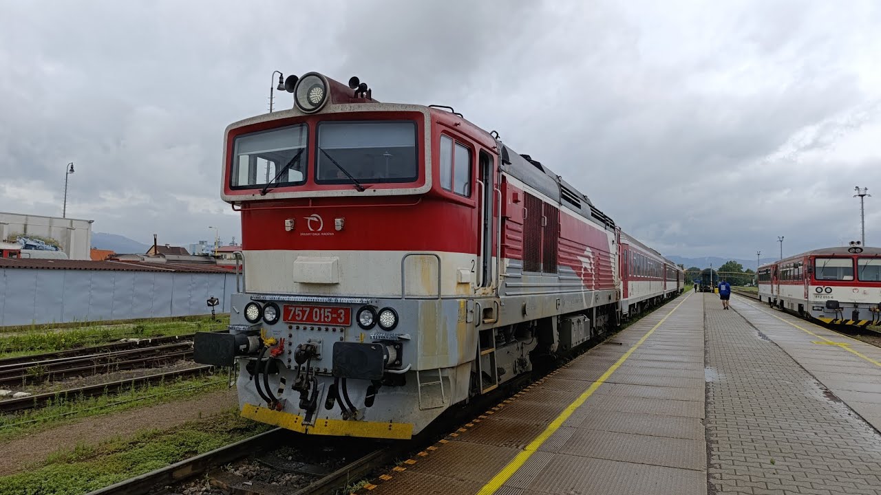 Okuliarnik 757 015-3 na R Bojnice odchádza zo žst. Prievidza s bliknutím