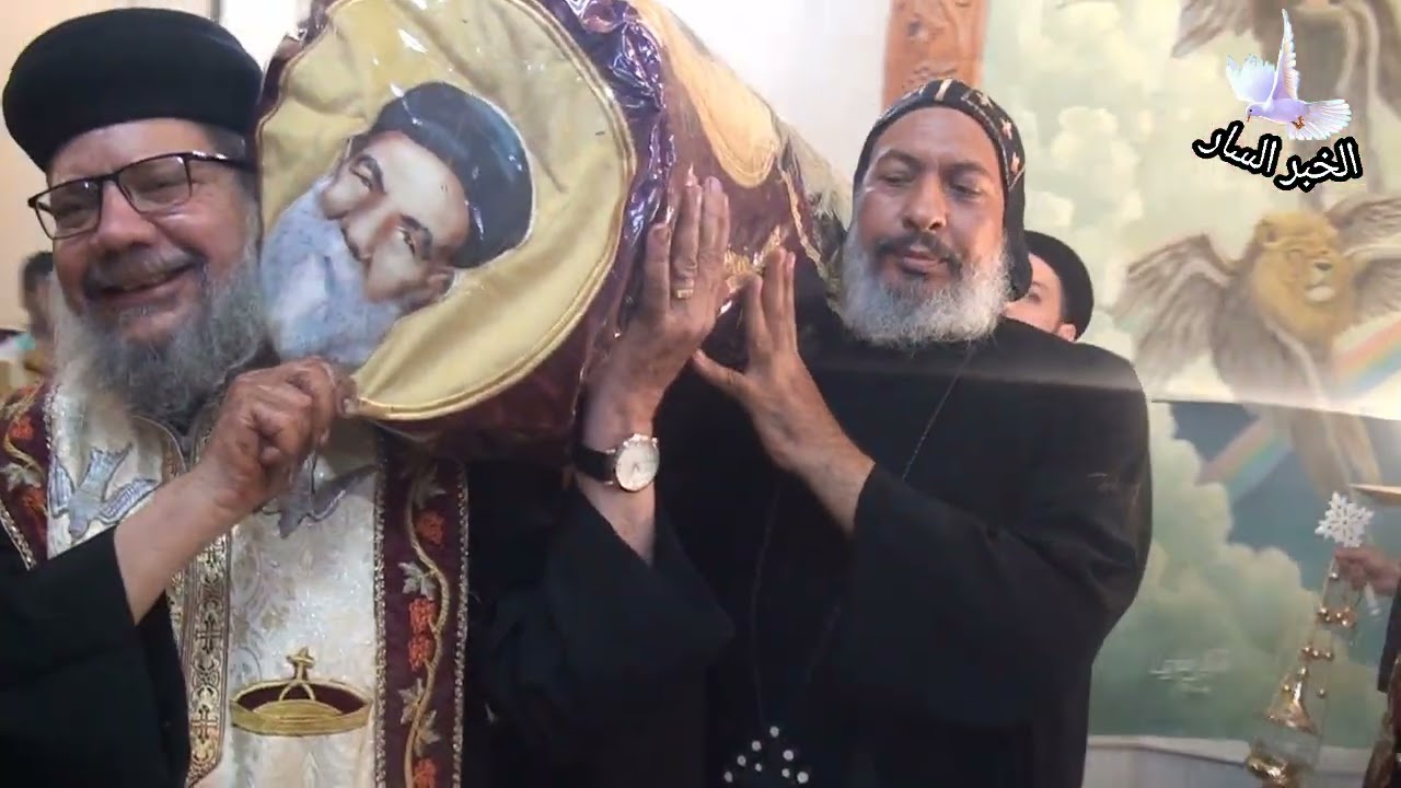تطييب جسد القديس أبونا ابراهيم البسيط بيد الأنبا انيانوس اسقف بنى مزار والبهنسا