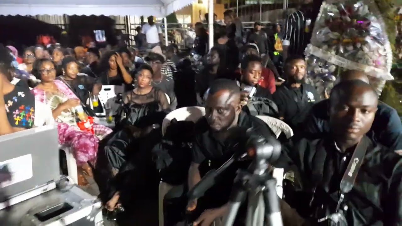 LONGUÈ LONGUÈ soucieux de calmer la foule débordante aux obsèques de DJÈNÈ DJENTO