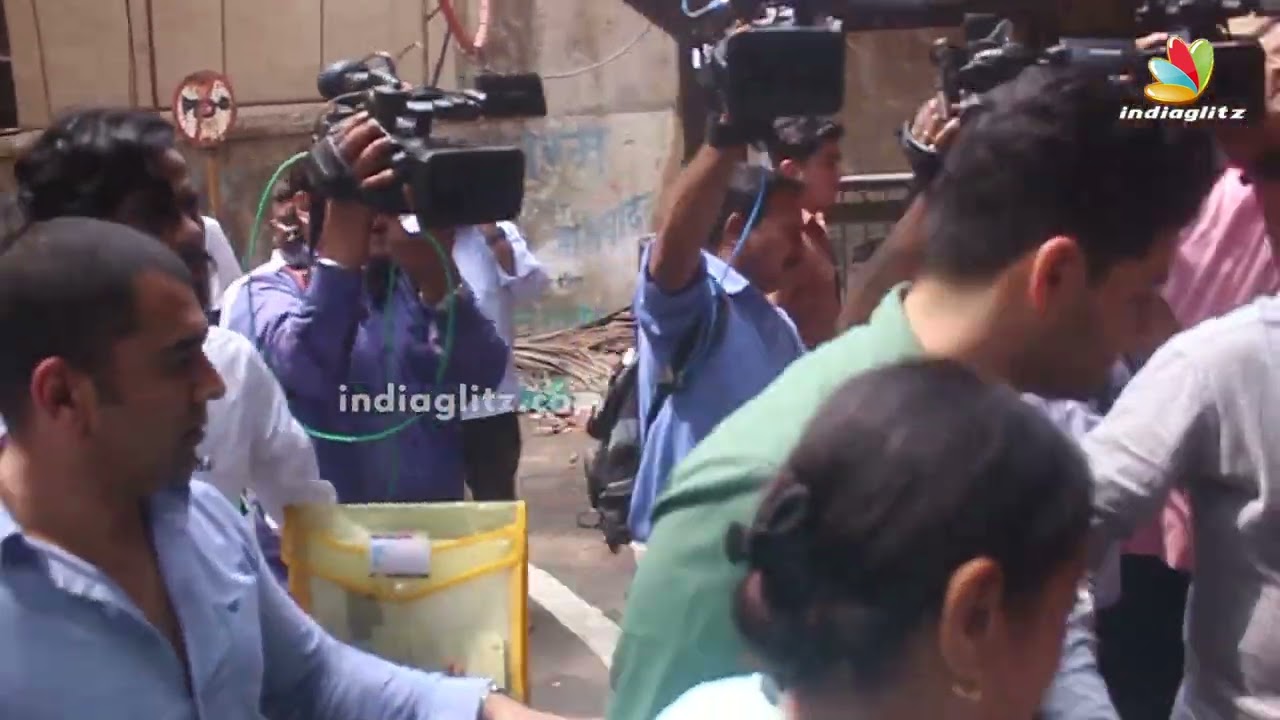 Jiah Khan Case Verdict Reaction Outside the Court 😱 | Sooraj Pancholi HIDING MEDIA with Mother