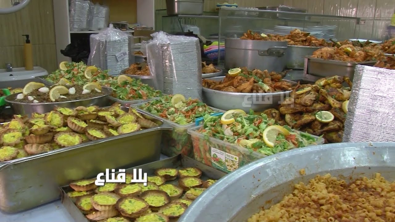 أكبر مائدة افطار..أفارقة وتوانسة بالمئات على مائدة واحدة..ورجال الكبارية يتجندون لافطار عابري السبيل