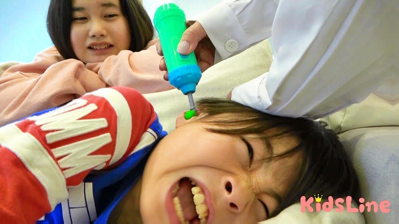 チョコが耳に入った!  ドリルで!   M&Ms chocolate ball Drier