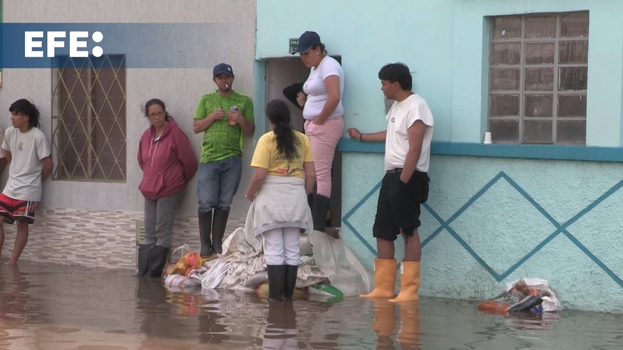 Con el agua hasta las rodillas, habitantes de un municipio de Colombia viven incertidumbre