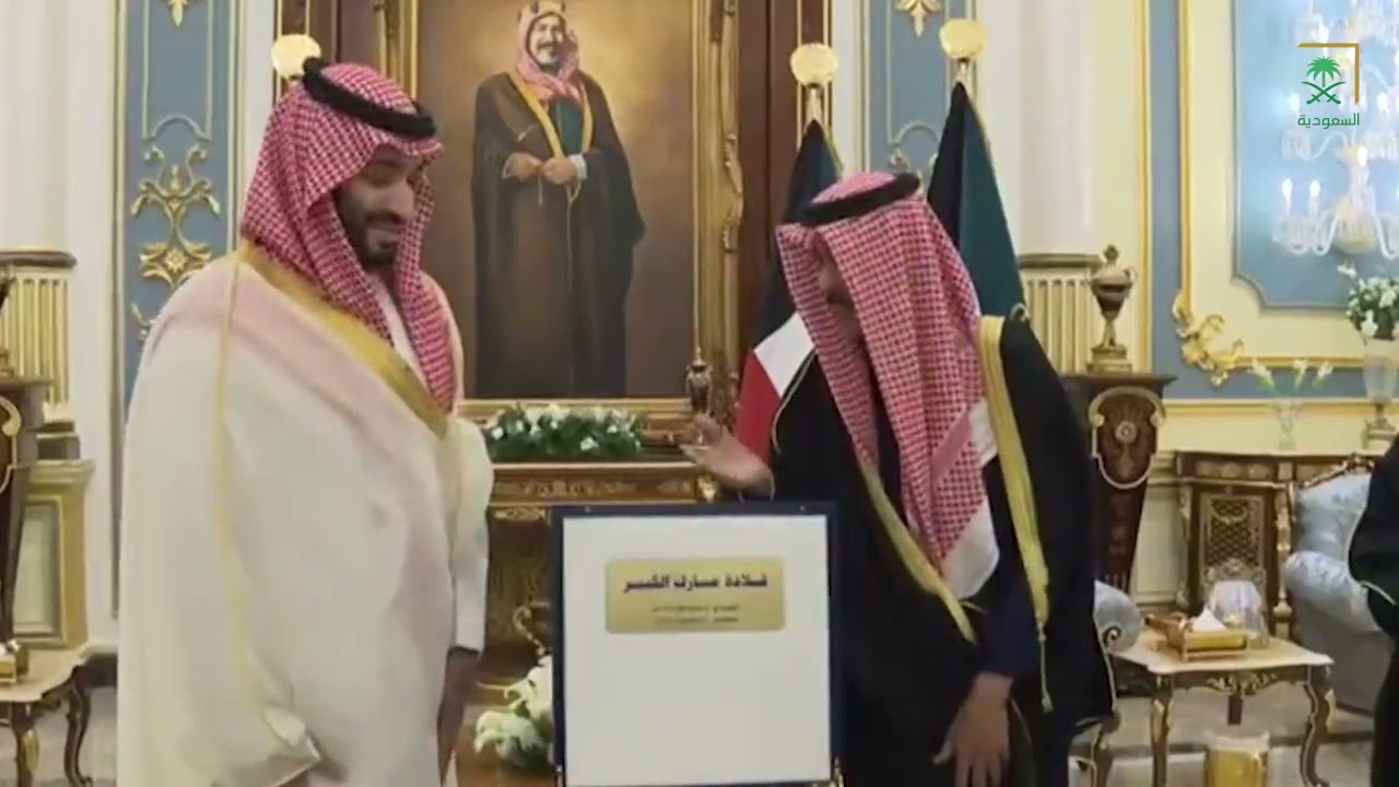 فيديو | سمو #ولي_العهد الأمير محمد بن سلمان لأمير #الكويت: القلادة غالية لكن صحتك أغلى.