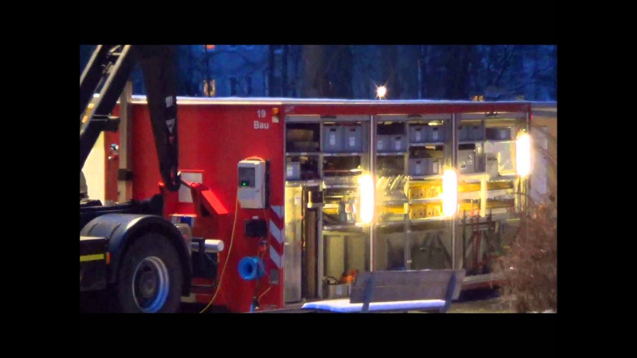 Betonteile brachen aus Decke in D&uuml;sseldorf-D&uuml;sseltal - Bauunfallzug im Einsatz