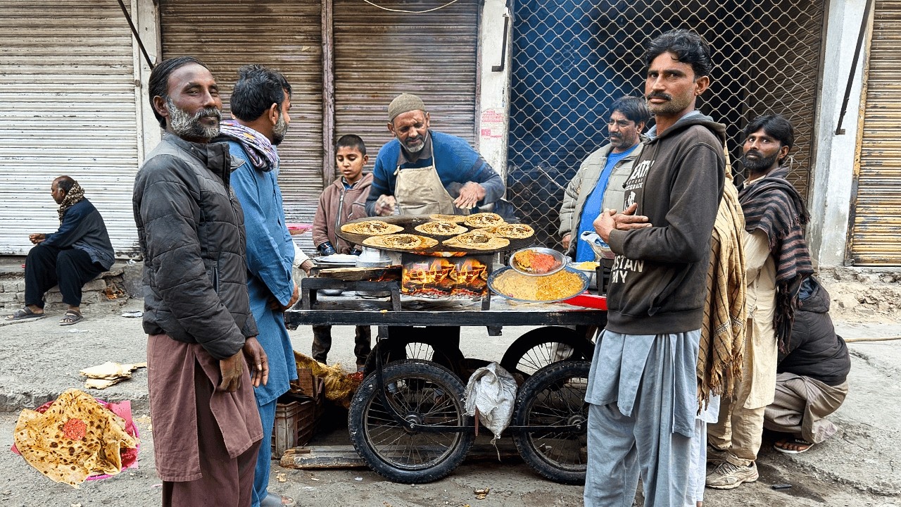 FREE ALOO SAAG & MOOLI PARATHA BREAKFAST FOR DAILY WAGE WORKERS 🤤 | LAHORE STREET FOOD