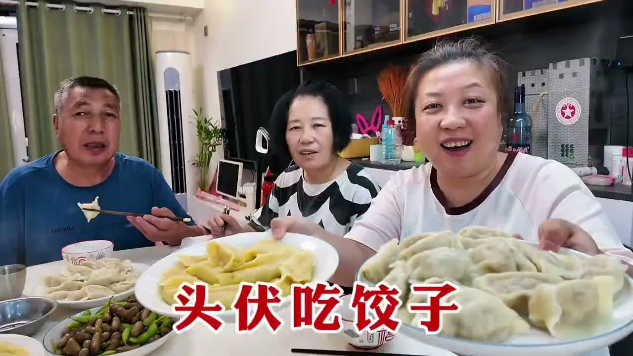 【160斤大龄女】头伏来了，和爸妈包饺子，玉米面饺子皮吃着滑溜溜，酸菜馅真好吃