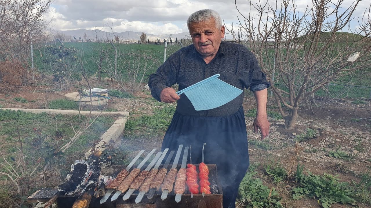 شوي كباب في البستان  على يد اقدم كباب جي في السليمانية طعم يجنن